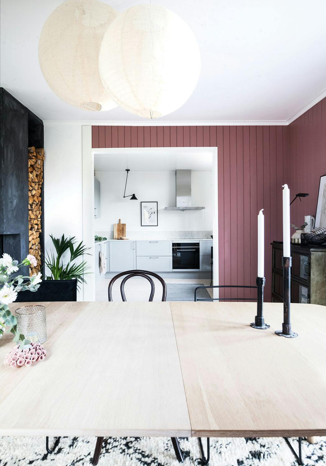 Rammer inn årstiden med farger rosa spisestue